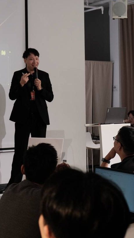 Jay 在教室投影幕前講課，學員坐在台下